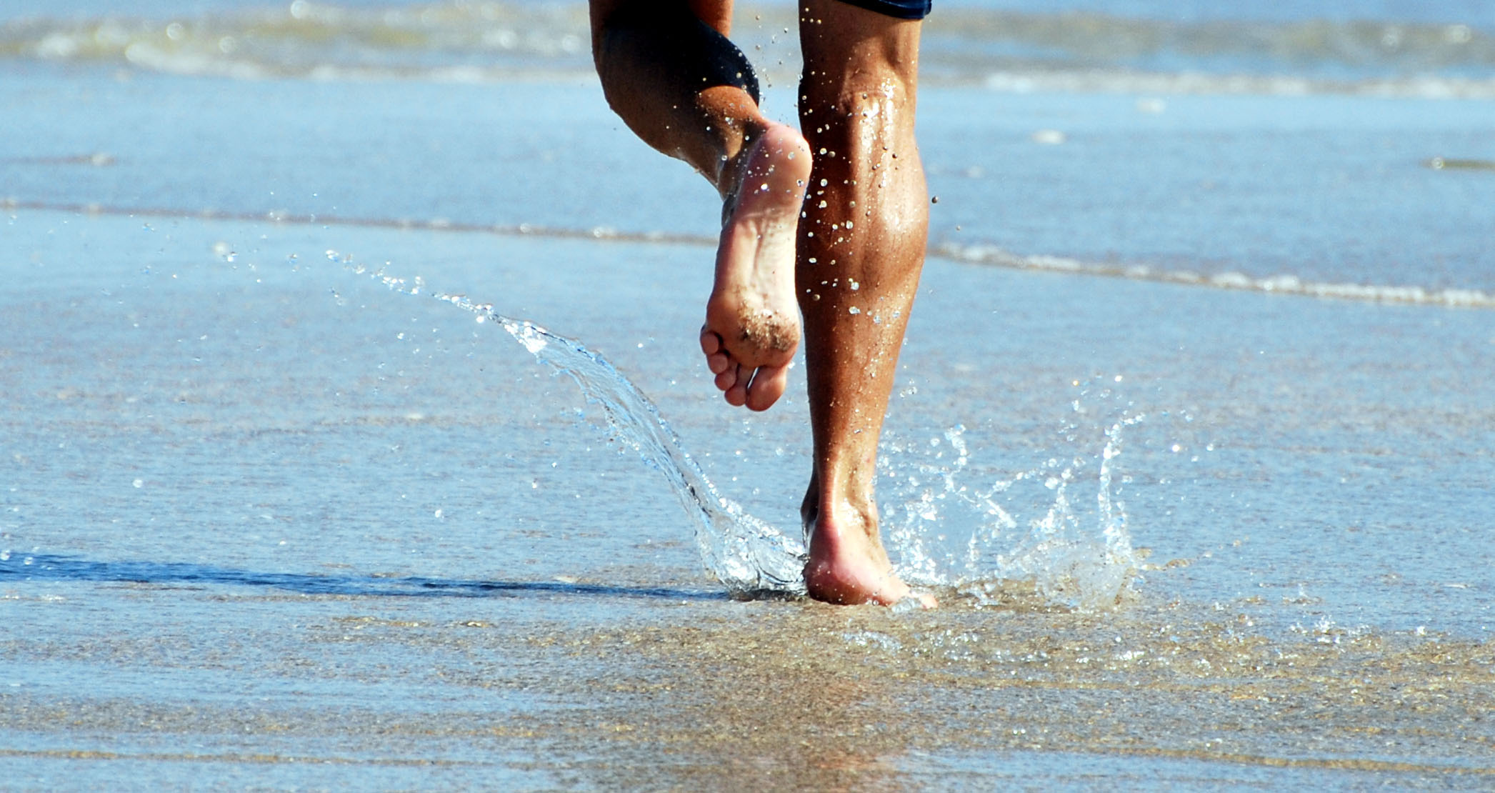 Что бегает но не имеет ног. Мужские ноги на пляже. Мужские ноги в воде. Мужские ноги на море. Бегущие ноги.